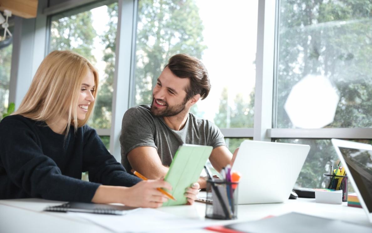 Панель мониторинга системных показателей с графиками производительности