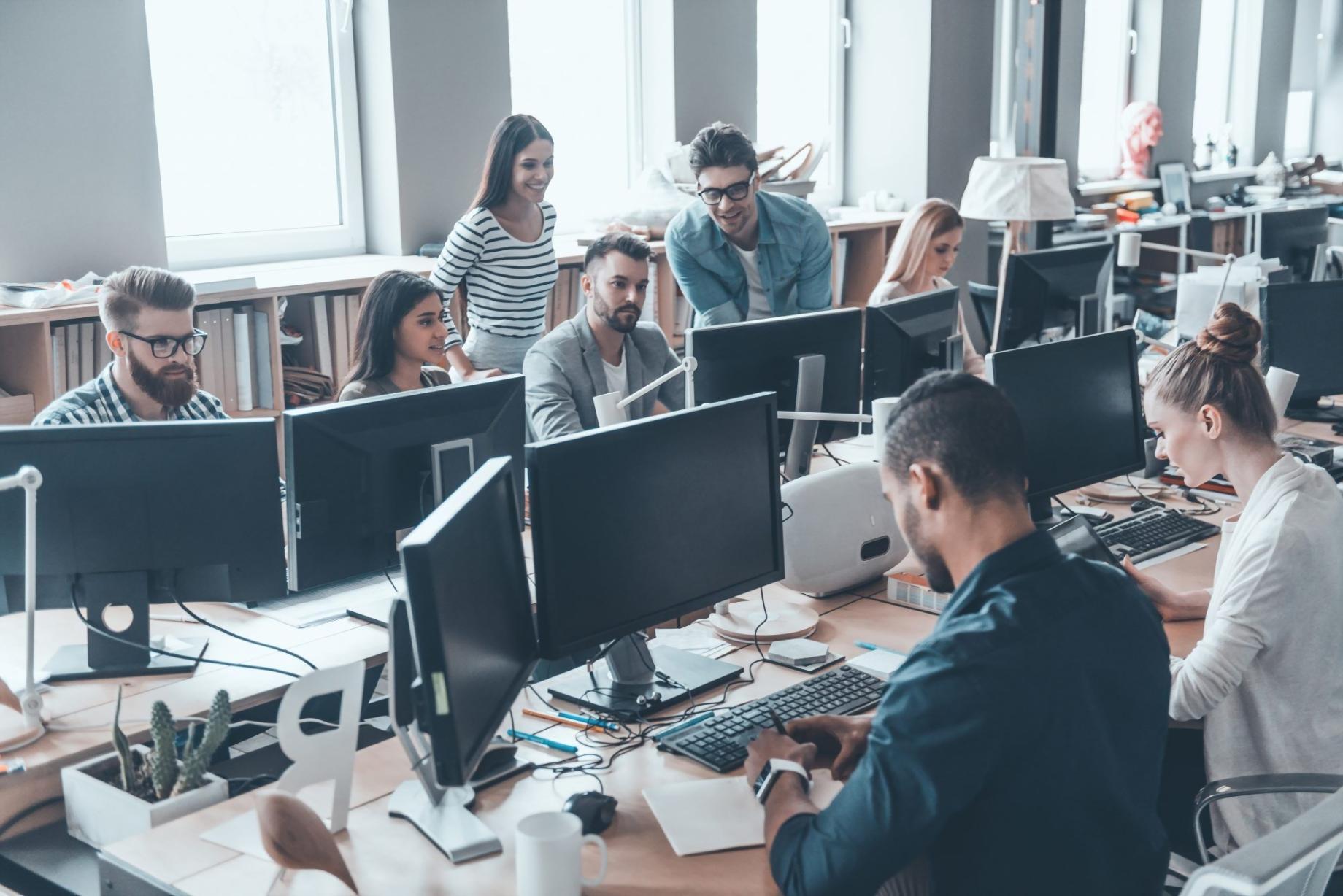 Рабочее место системного администратора с несколькими мониторами